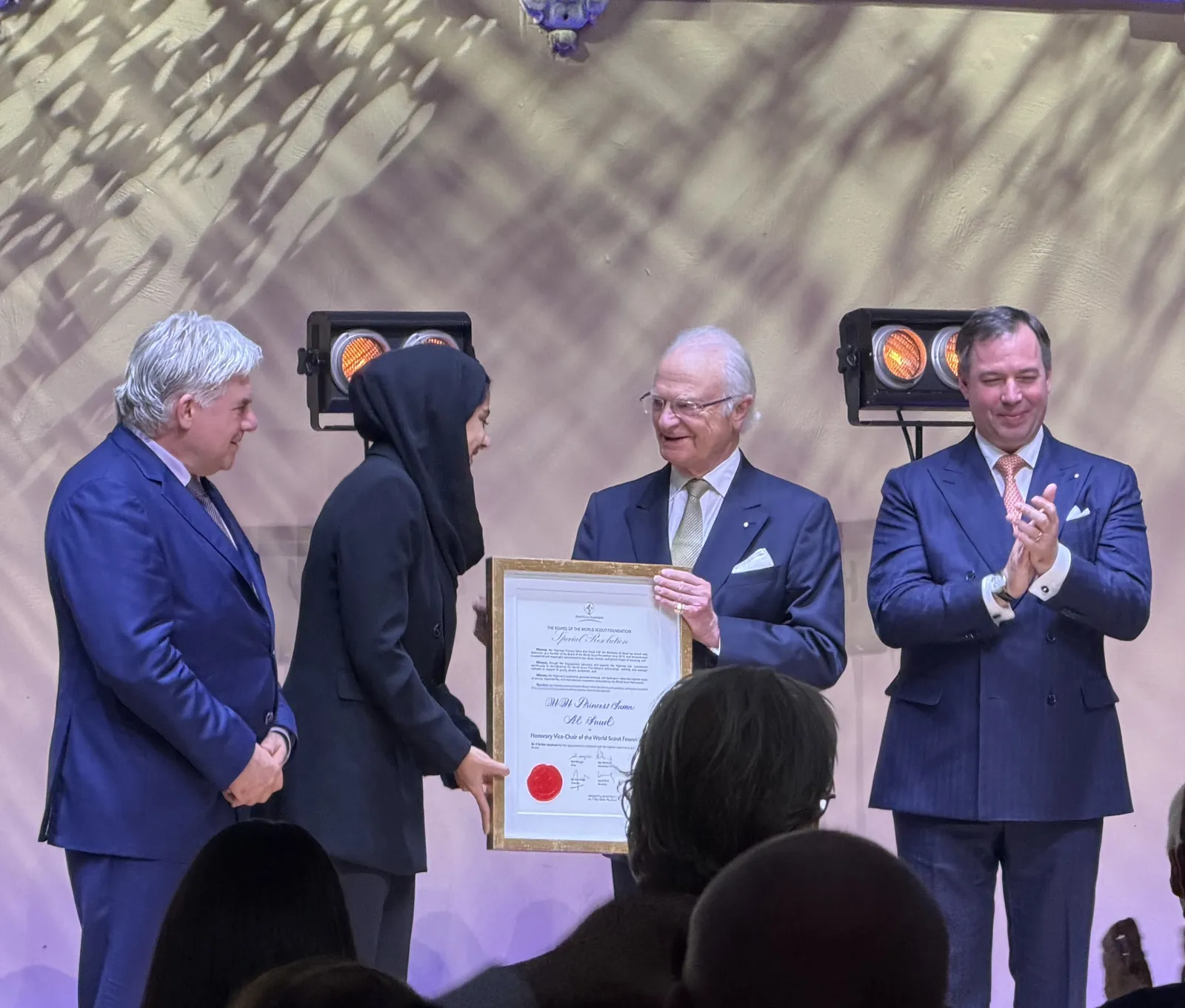 H.M. Konungen överlämnar det inramade hedersdokumentet vid ceremonin